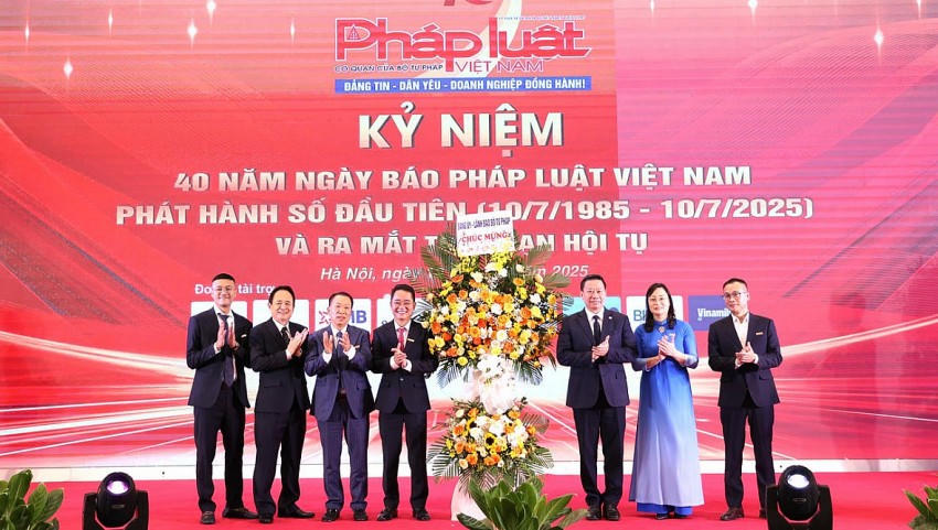 Thứ trưởng Nguyễn Thanh Ngọc (thứ 3 bên phải)tặng hoa chúc mừng Báo Pháp luật Việt Nam.