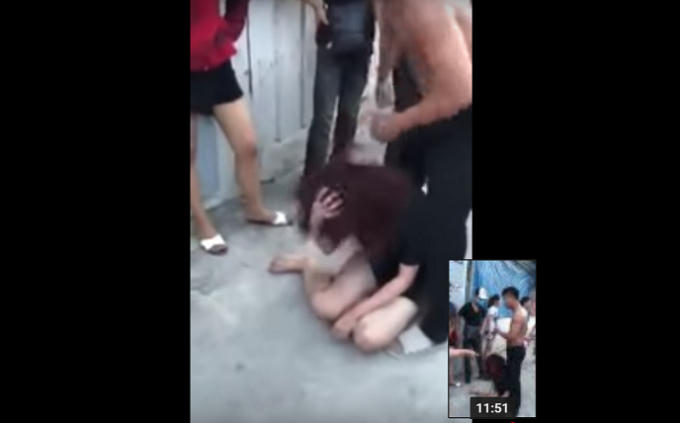 Hình ảnh vụ việc đánh ghen được ghi lại (ảnh cắt từ clip).