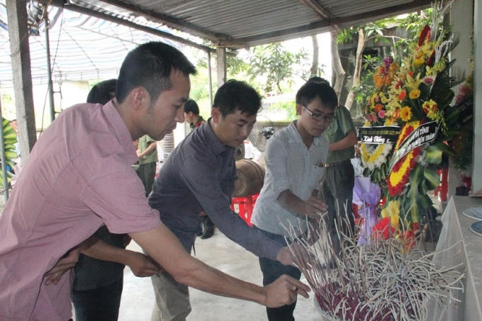 Phóng viên Pháp luật Plus cùng đồng nghiệp thắp nén tâm nhang tiễn đưa tấm gương nghị lực về nơi an nghỉ cuối cùng.