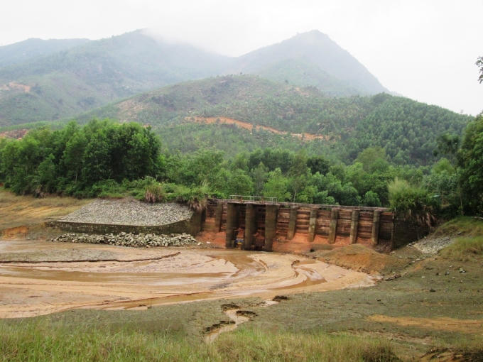 Lòng hồ trơ đáy