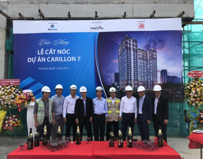 Ban Quản lý dự án cùng đại diện chủ đầu tư, nhà thầu và đơn vị tư vấn giám sát tại buổi lễ cất nóc Carillon 7.
