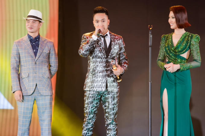 Từng kh&ocirc;ng d&aacute;m gặp nhau, Thu&yacute; Ng&acirc;n lại nắm chặt tay Trung Dũng thế n&agrave;y!