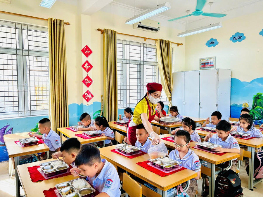 Bữa ăn trưa của học sinh học bán trú trường Tiểu Học Cẩm Trung, TP Cẩm Phả.