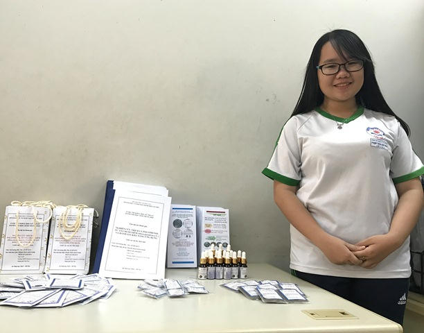 Bảo Nghi bên các sản phẩm được tạo ra từ vỏ chuối.