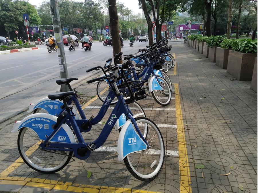 Hình ảnh một trạm xe đạp công cộng trên tuyến đường Nguyễn Chí Thanh, gần hồ Ngọc Khánh.