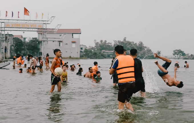 Xóm Bến Vôi, Xã Cấn Hữu, Quốc Oai, Hà Nội bị ngập nặng, nước ngập sâu lại biến nơi đây thành khu vui chơi của trẻ em mỗi buổi chiều về.