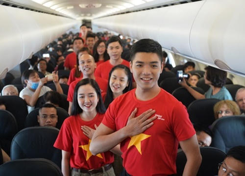 Gần 200 hành khách trên chuyến bay VJ179 từ Hà Nội đi TP HCM bất ngờ khi được nghe lại giai điệu bất hủ của cố nhạc sĩ Trịnh Công Sơn theo phong cách acapella. Đây là chuyến bay đặc biệt của hãng nối liền Bắc - Nam, mừng Quốc khánh 2/9 năm nay.