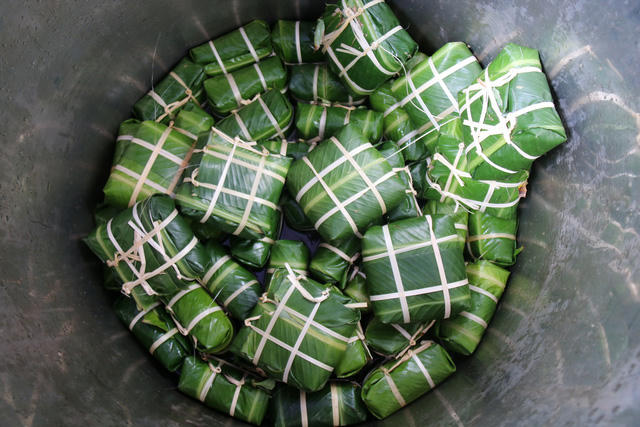 Bánh chưng được cho vào nồi lớn, luộc từ 8-10 giờ.