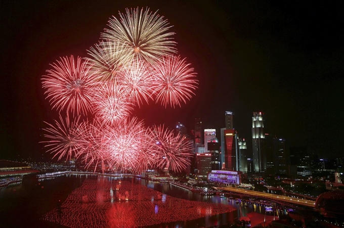 Pháo hoa rực sáng tại khu vực Vịnh Marina ở đảo quốc sư tử Singapore. Ảnh: Reuters.