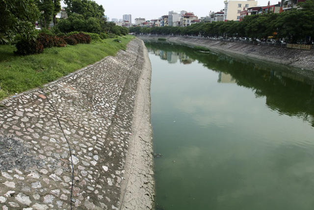Sau trận lụt lịch sử hồi năm 2008, người dân ở Hà Nội đã được chứng kiến nước sông Tô Lịch "trong vắt" như xưa. Khi đó, sông Tô Lịch bị nước mưa làm loãng bớt bùn, dâng cao hàng mét, sông Tô Lịch sạch sẽ trở lại trong một thời gian ngắn.