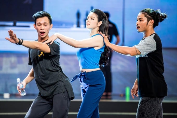 Lý Nhã Kỳ đẹp hút mắt, trổ tài vũ đạo gây bất ngờ