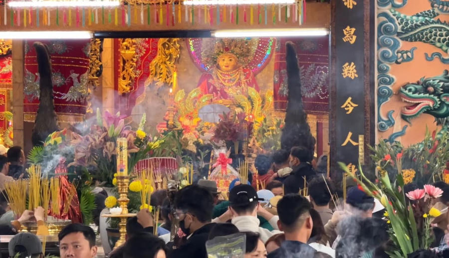 Trước chánh điện Bà Chúa Xứ, người dân chen chân thắp hương, khấn vái cầu mong may mắn trong năm mới.