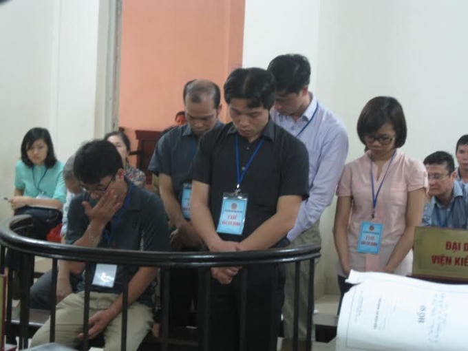 Nhóm cán bộ, bác sỹ Bệnh viện nội tiết trung ương trục lợi tiền ngân sách trước tòa (Ảnh: T.T)