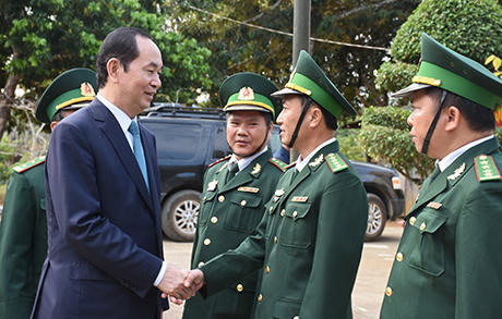 Chủ tịch nước Trần Đại Quang thăm đồn biên phòng Rờ Kơi, thuộc Bộ chỉ huy Bộ đội biên phòng Kon Tum.