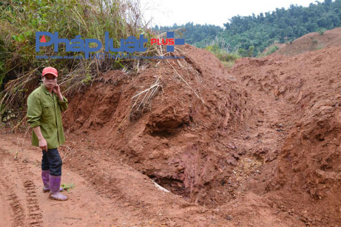 Mặc dù Công ty Mê Linh có khai thông rãnh thoát nước nhưng chỉ mang tính tạm thời. (Ảnh: Phàn Giào Họ)
