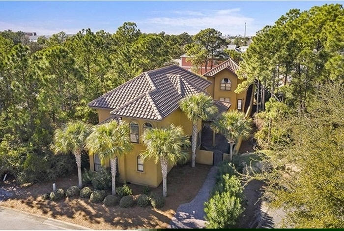 Ca sĩ Hồng Ngọc mới đây chia sẻ những hình ảnh về căn biệt thự rộng gần 1.000m2 được ông xã tặng nhân dịp sinh nhật tuổi 41. Căn biệt thự ở gần biển Florida, Mỹ, có bể bơi, nhiều phòng ngủ và phòng tắm mang hơi hướm cổ điển. Gia đình nữ ca sĩ chọn nơi đây là điểm nghỉ dưỡng cuối tuần.