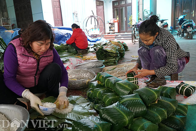 Sau khi c&aacute;c nguy&ecirc;n liệu được chuẩn bị kỹ&nbsp;c&agrave;ng, người thợ g&oacute;i b&aacute;nh với đ&ocirc;i b&agrave;n thay nhanh thoăn thoắt tạo ra những chiếc b&aacute;nh vu&ocirc;ng vắn, đẹp mắt.