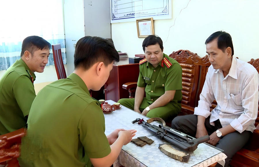 Ông Nguyễn Văn Hòa đến Công an xã An Phúc (huyện Đông Hải) giao nộp lại khẩu súng AK từng gắn bó hàng chục năm tham gia kháng chiến.