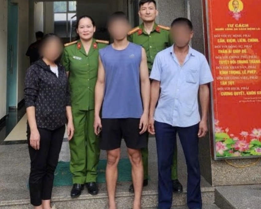 Công an phường Phú Diễn bàn giao V. cho gia đình