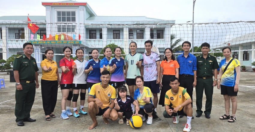 Hoạt động thể dục – thể thao bóng chuyền. Ảnh: Minh Đương