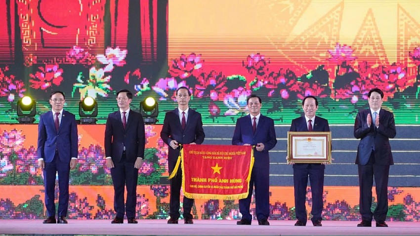 Lãnh đạo TP Hải Phòng đón nhận danh hiệu Thành phố Anh hùng.