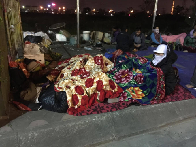 Ban tổ chức tiến hành phát ấn đền Trần vào 5h sáng ngày 11/2