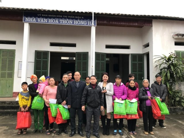 15 suất quà Tết đã được trao đến tận tay từng hộ nghèo, hộ gia đình có hoàn cảnh khó khăn.