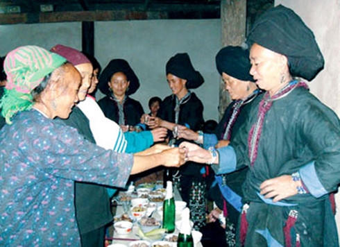 Bữa cơm chiều ba mươi tết có mặt đầy đủ họ hàng để ôn lại những việc đã làm được trong năm. (ẢNH INTERNET)