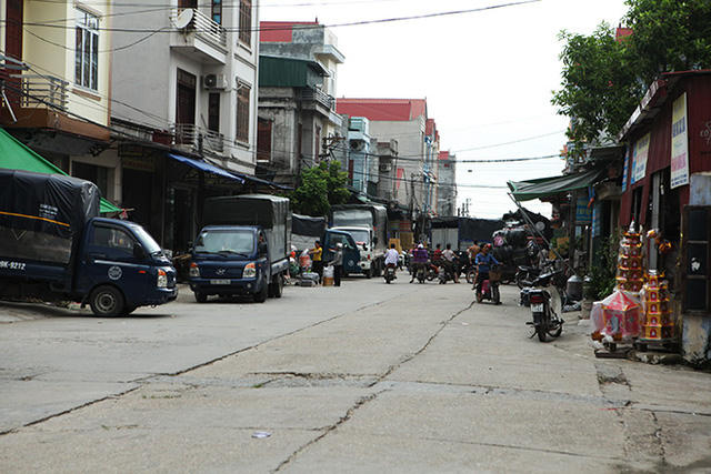 Phố Hồ (xã Song Hồ, Thuận Thành, Bắc Ninh) nhiều năm nay là trung tâm buôn bán vàng mã rất nhộn nhịp. Các tiểu thương khắp miền Bắc đổ về đây lấy hàng.