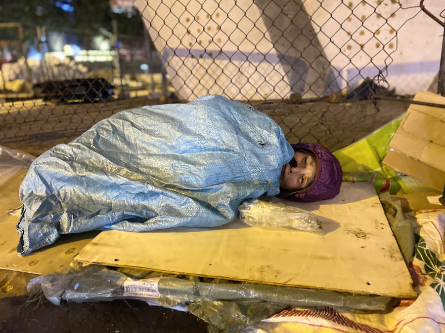 Bà Thuý (làm nghề đồng nát ở Ngã Tư Sở) cho biết, bà phải ngủ ở gầm cầu để 4-5 giờ sáng hôm sau vào chợ nhặt ve chai. 