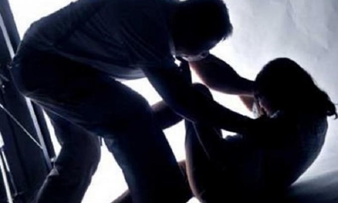 Người nào đã thành niên mà có hành vi dâm ô đối với trẻ em, phạm tội nhiều lần, đối với nhiều trẻ em sẽ bị xử phạt tù từ ba năm đến bảy năm (Ảnh minh hoạ; nguồn Internet).