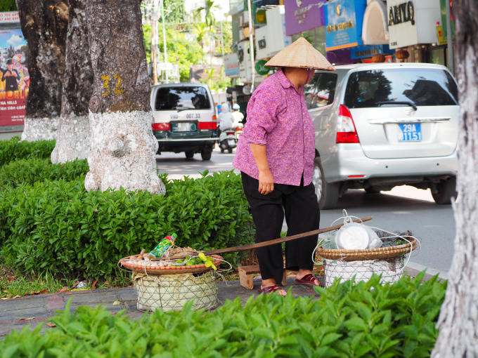 Nơi đây cũng là nơi dừng chân nghỉ mát của những người bán hàng rong.