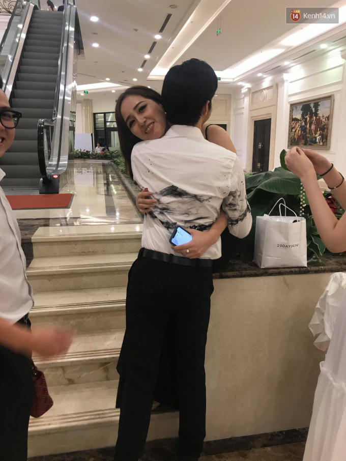 Cặp đôi dính như sam trong tiệc cưới của Tú Anh.