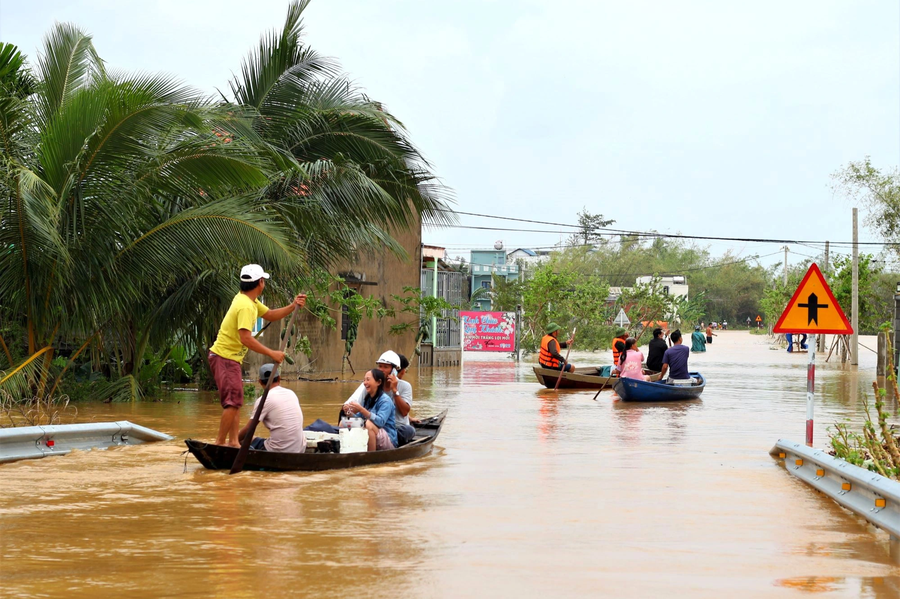 Phố cổ Hội An lại chìm trong biển lũ - 11