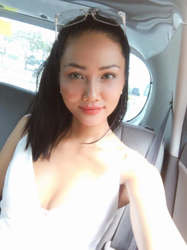 Thời chưa nhiều người biết đến, H'hen Niê là một cô gái sống khá giản dị và yêu đời. Đặc biệt, chân dài sinh năm 1992 có sở thích chụp hình "tự sướng" ở mọi lúc mọi nơi.