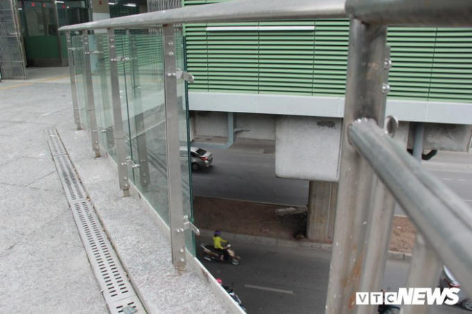 Những mặt k&iacute;nh chưa ho&agrave;n thiện tạo th&agrave;nh những c&aacute;i bẫy chết người.