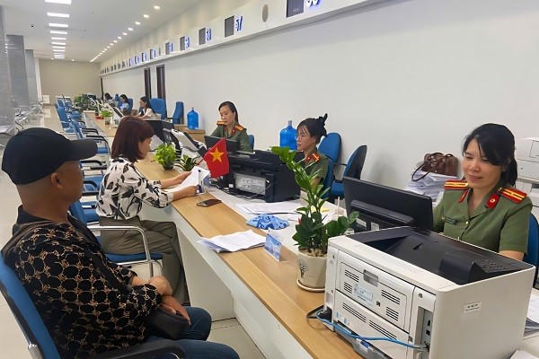 Cán bộ phòng Hồ sơ hướng dẫn người dân khai báo trên phần mềm định danh VNEID tại Trung tâm hành chính công tỉnh.