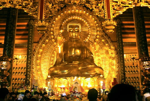 lTượng Đức phật Th&iacute;ch Ca M&acirc;u Ni ở ch&ugrave;a B&aacute;i Đ&iacute;nh.