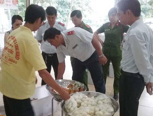 Đoàn kiểm tra liên ngành an toàn thực phẩm kiểm tra, phát hiện vi phạm.