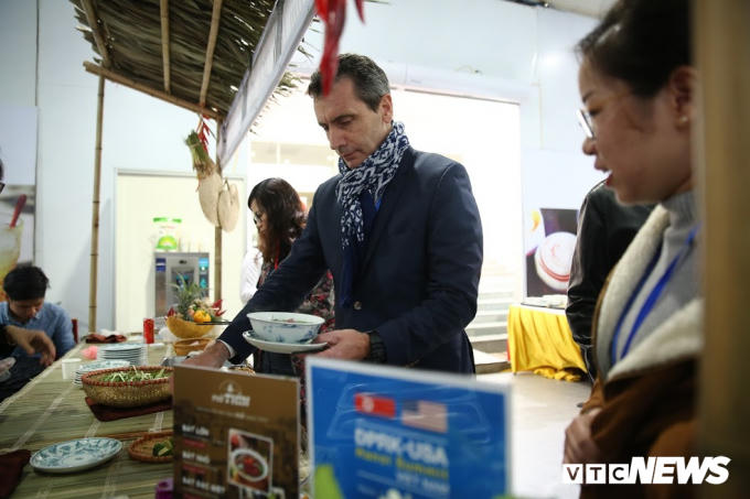 Phóng viên Thierry Arnaud (Đài BFMTV, Pháp) rất thích ẩm thực Hà Nội.