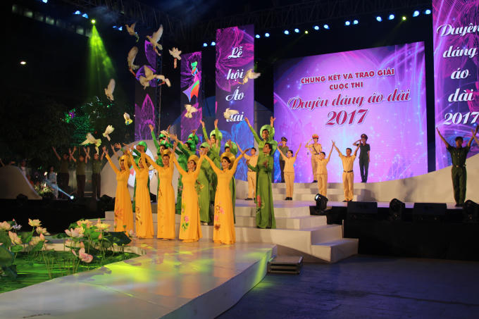 Màn trình diễn độc đáo của đội Hội liên hiệp phụ nữ công an TP HCM trong phần thi tập thể.