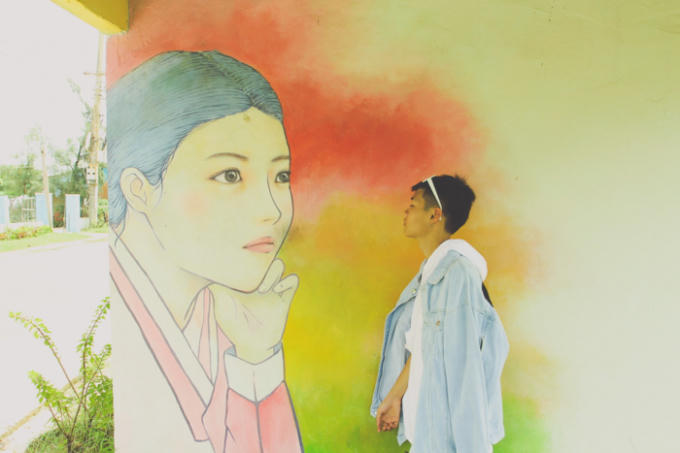 Tạo dáng ngộ nghĩnh theo những nhân vật trong tranh, bạn trở về với những ký ức tuổi thơ hồn nhiên, tươi đẹp. Chắc chắn những giây phút cùng hội bạn thân lên ý tưởng, concept và thả dáng sống ảo cùng mỗi bức hình sẽ đem đến bạn những tràng cười giòn tan trong cái nắng vàng rực rỡ của miền Nam Trung Bộ. Ảnh: Anh Tú Lê, Hyo Yuni, Sử Phước, Quang Anh.