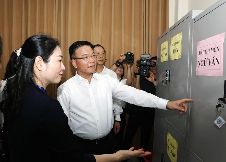 Phó Thủ tướng kiểm tra tủ cất trữ đề thii. (Ảnh: VGP/Đức Tuân)