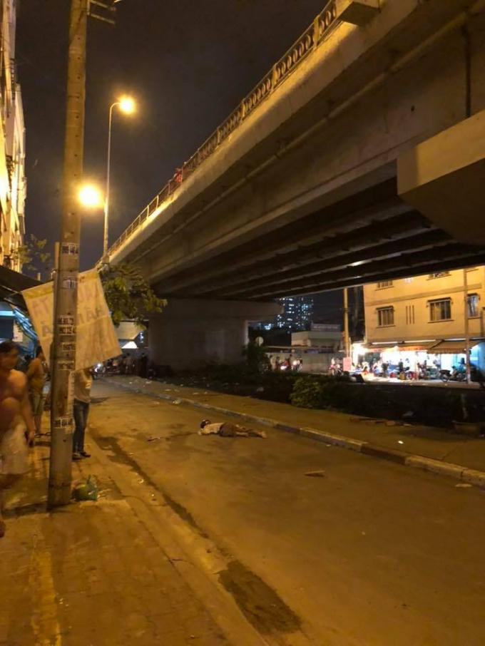 Người đàn ông bị ô tô tông văng từ trên cầu xuống đất tử vong tại chỗ.