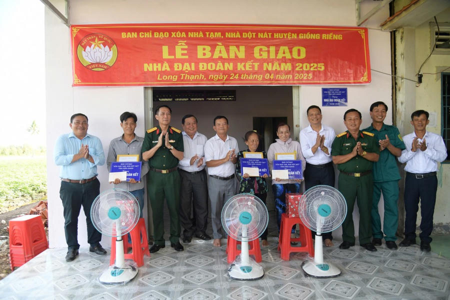 Bộ Chỉ huy Quân sự tỉnh An Giang trao nhà Đại đoàn kết cho người dân thuộc chương trình “Xóa nhà tạm, nhà dột nát”.