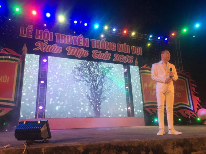 Ca sĩ Châu Việt Cường biểu diễn đầu xuân 2018.