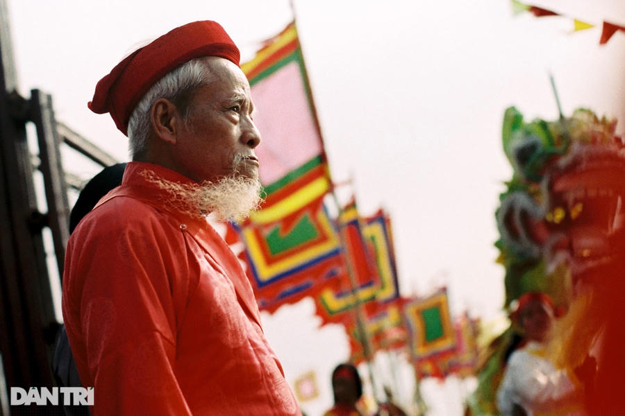 Ông Đinh Trọng Tế ở Đọi Sơn (Nhất Hà, xã Tiên Sơn, huyện Duy Tiên, Hà Nam) năm nay đã hơn 90 tuổi (sinh năm 1929), là người từng 9 lần được lựa chọn đóng giả vua đi cày trong lễ hội Tịch Điền.