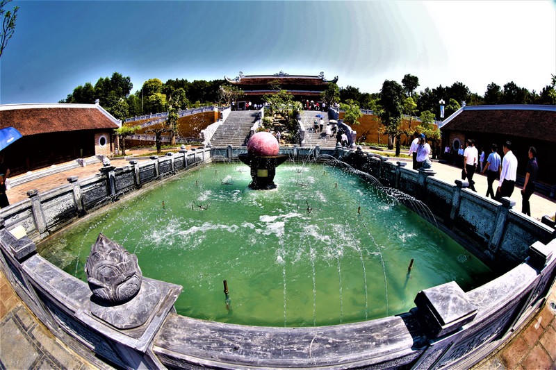 Đài phun nước trong hồ trước Khu di tích Đền Chung Sơn.
