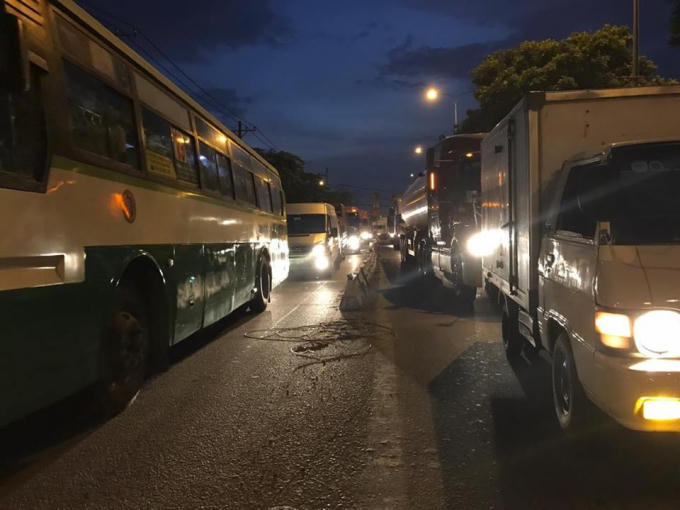 Giao thông trên quốc lộ 1 ùn tắc nghiêm trọng.