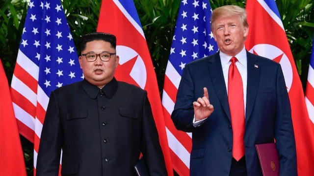 Tổng thống Mỹ Donald Trump và nhà lãnh đạo Triều Tiên Kim Jong-un họp thượng đỉnh tại Singapore hôm 12/6. (Ảnh: Reuters)